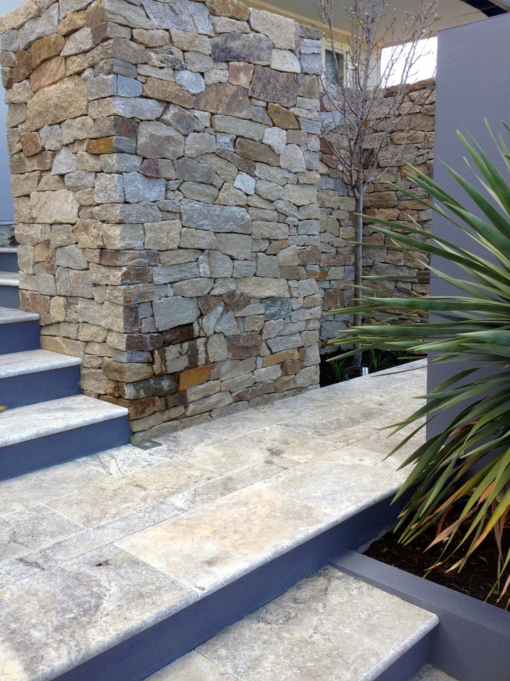 Photo of a contemporary landscaping in Perth.
