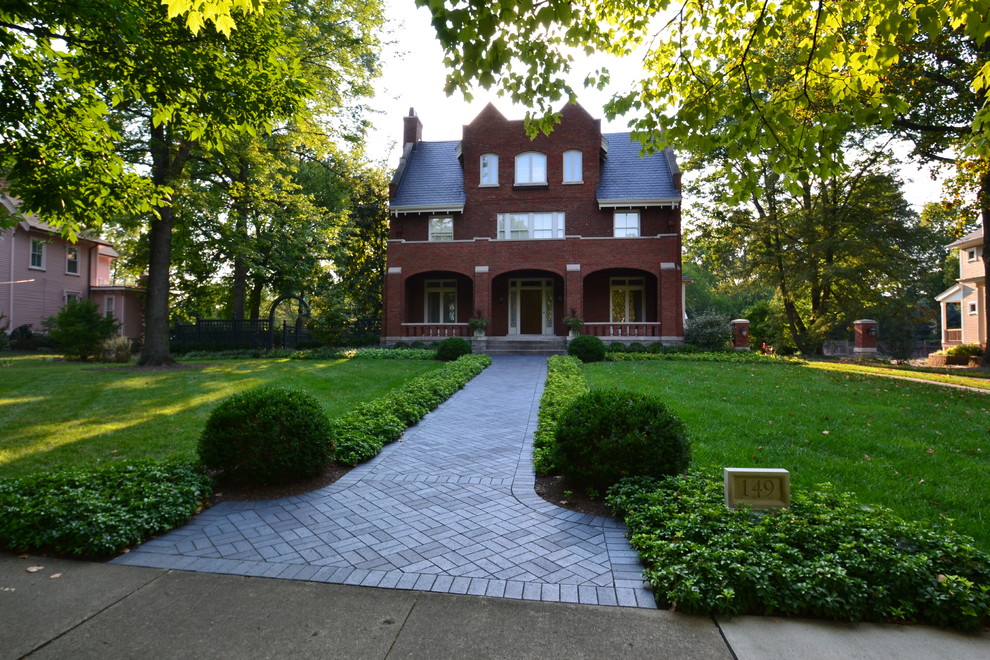 Mid-sized traditional front yard shaded formal garden in Cincinnati with brick pavers.