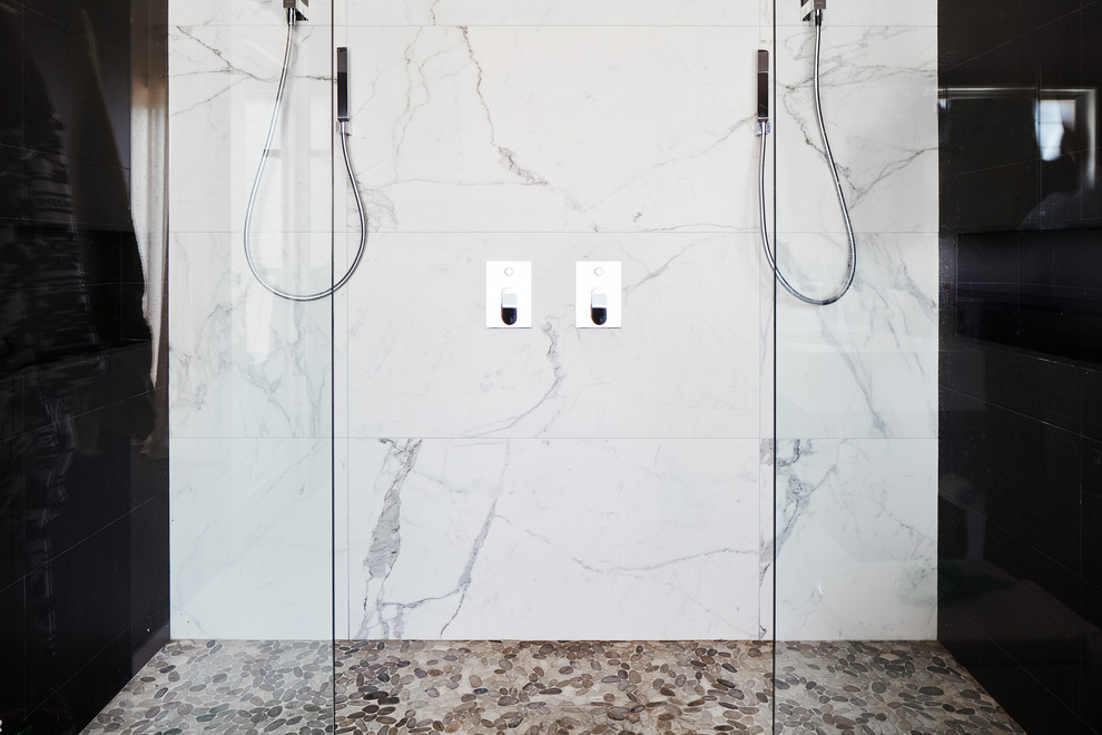 This is an example of a contemporary bathroom in Sydney.