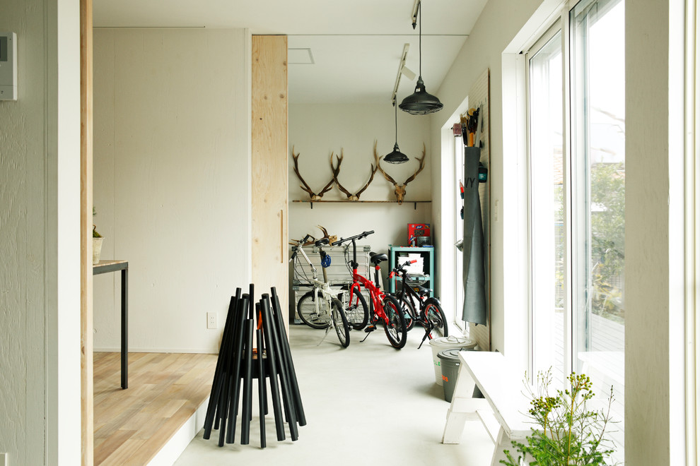Photo of a mid-sized scandinavian entryway in Yokohama with white walls and beige floor.