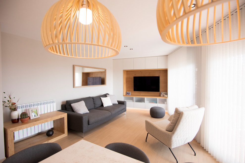 Свежая идея для дизайна: гостиная комната среднего размера, в белых тонах с отделкой деревом в современном стиле с красивыми шторами - отличное фото интерьера