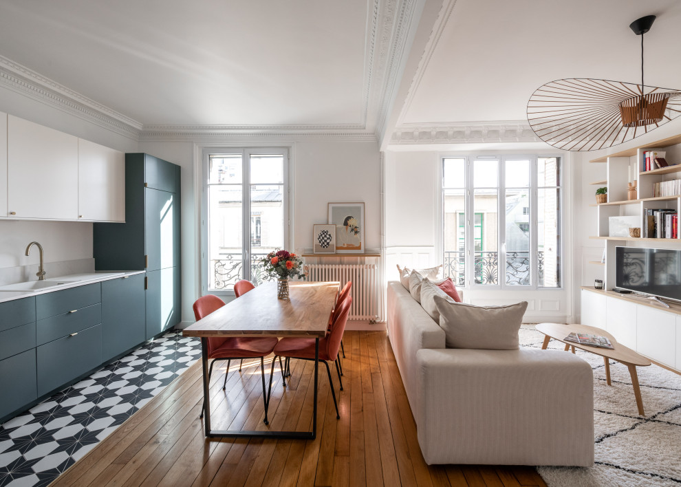 Foto di un grande soggiorno minimal aperto con parquet chiaro, pavimento marrone, libreria, pareti bianche, camino classico e TV autoportante