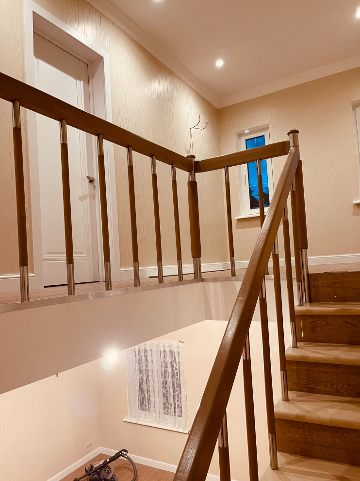 Идея дизайна: п-образная лестница среднего размера в стиле модернизм с ступенями из плитки, подступенками из плитки, деревянными перилами и обоями на стенах