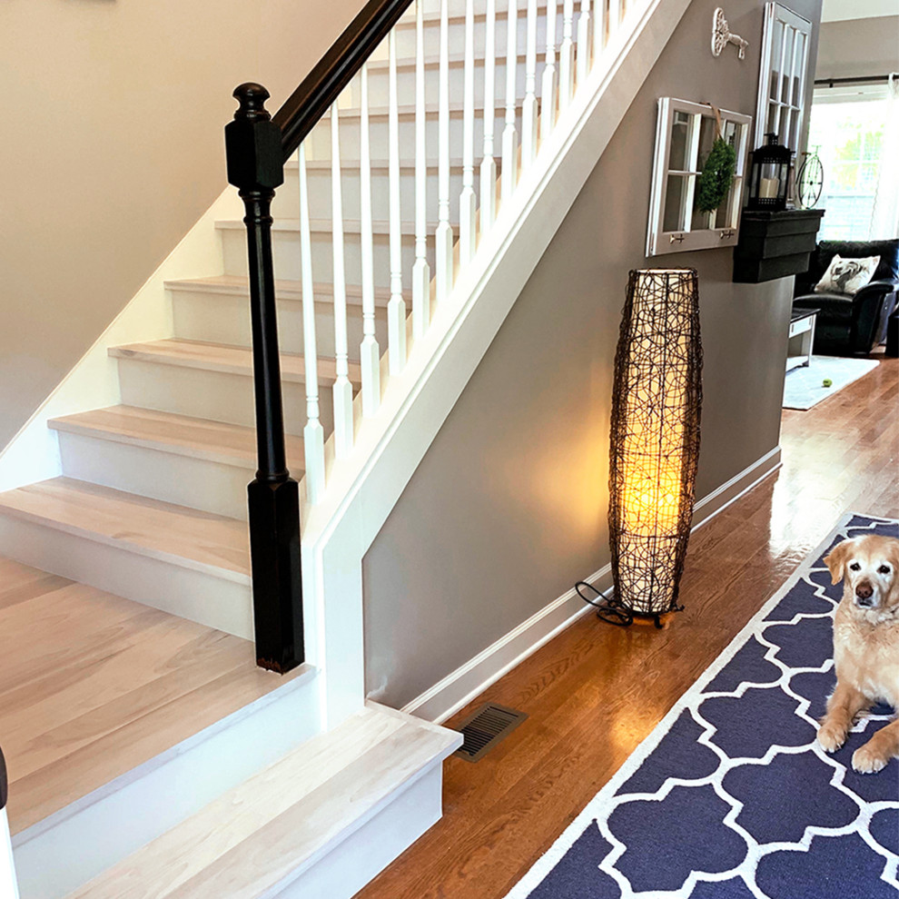 Diseño de escalera recta clásica de tamaño medio con escalones de madera, contrahuellas de madera y barandilla de madera
