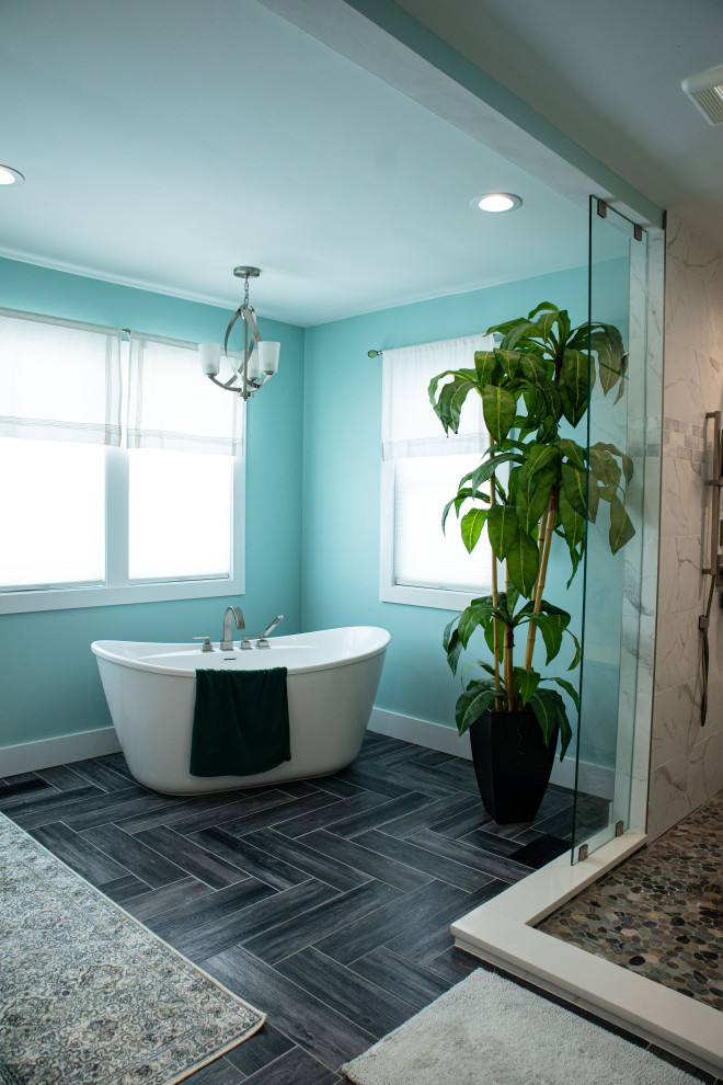 Esempio di una grande stanza da bagno padronale stile marino con vasca freestanding, doccia aperta, pareti blu, pavimento con piastrelle in ceramica, pavimento marrone, doccia aperta, top grigio, lavanderia e due lavabi