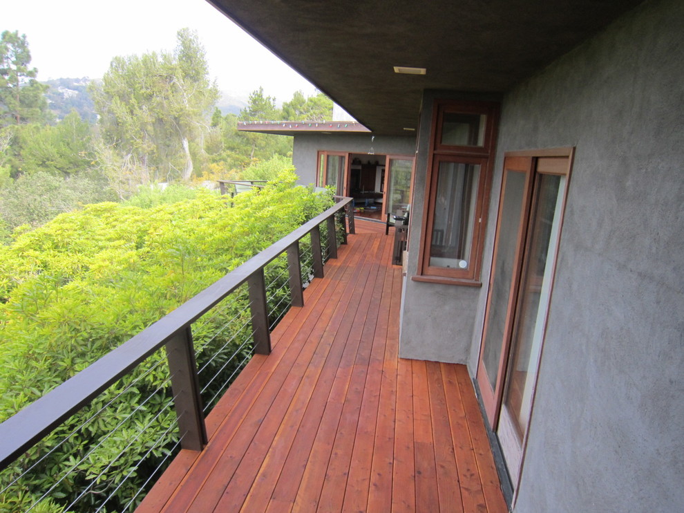 Inspiration for a mid-sized midcentury backyard deck in Los Angeles with no cover.