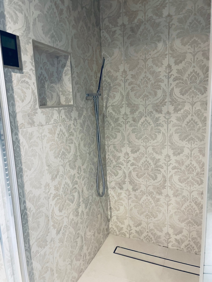 Shower with niche and linear gulley