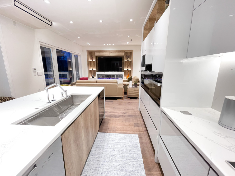Große Moderne Wohnküche in L-Form mit offenen Schränken, weißen Schränken, Marmor-Arbeitsplatte, Kücheninsel und weißer Arbeitsplatte in Vancouver