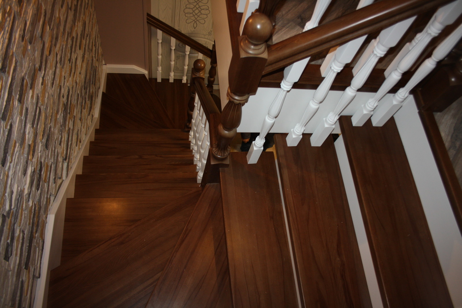 Лестница из бука с контрастной покраской