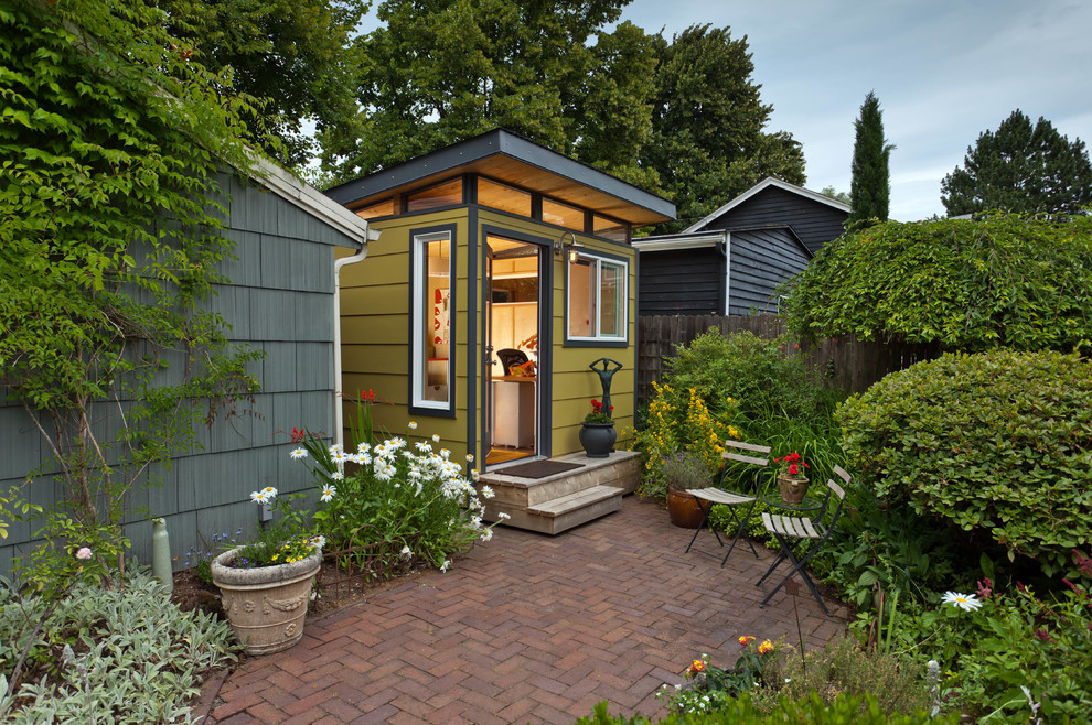 Photo of a small modern detached studio in Portland.
