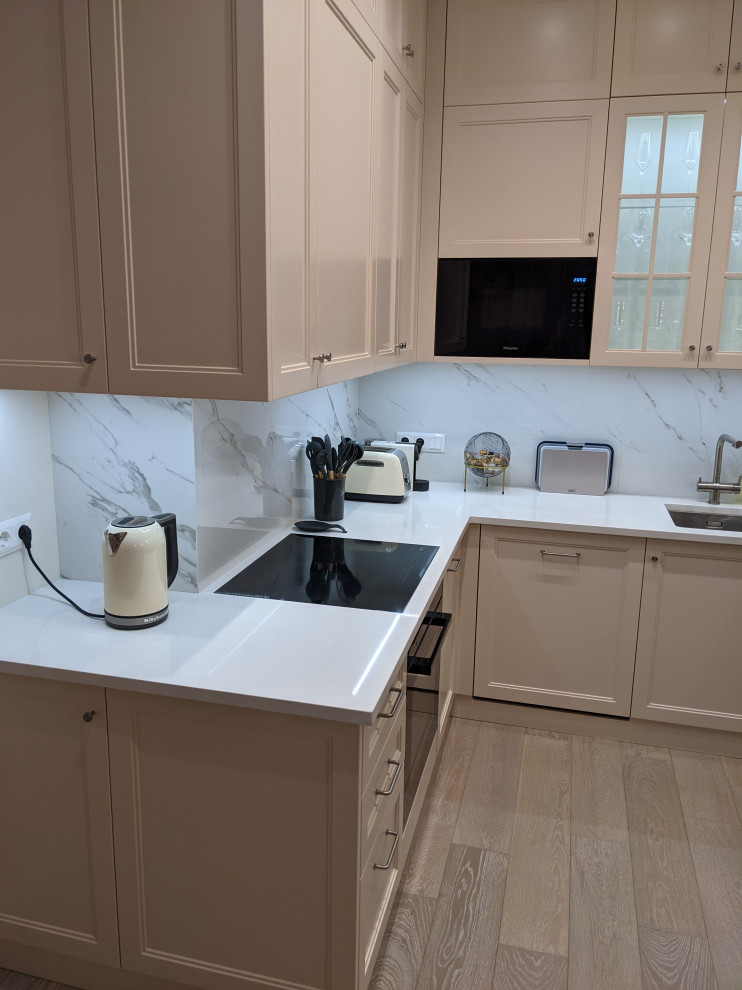 Маленькая белая кухня в неоклассическом стиле