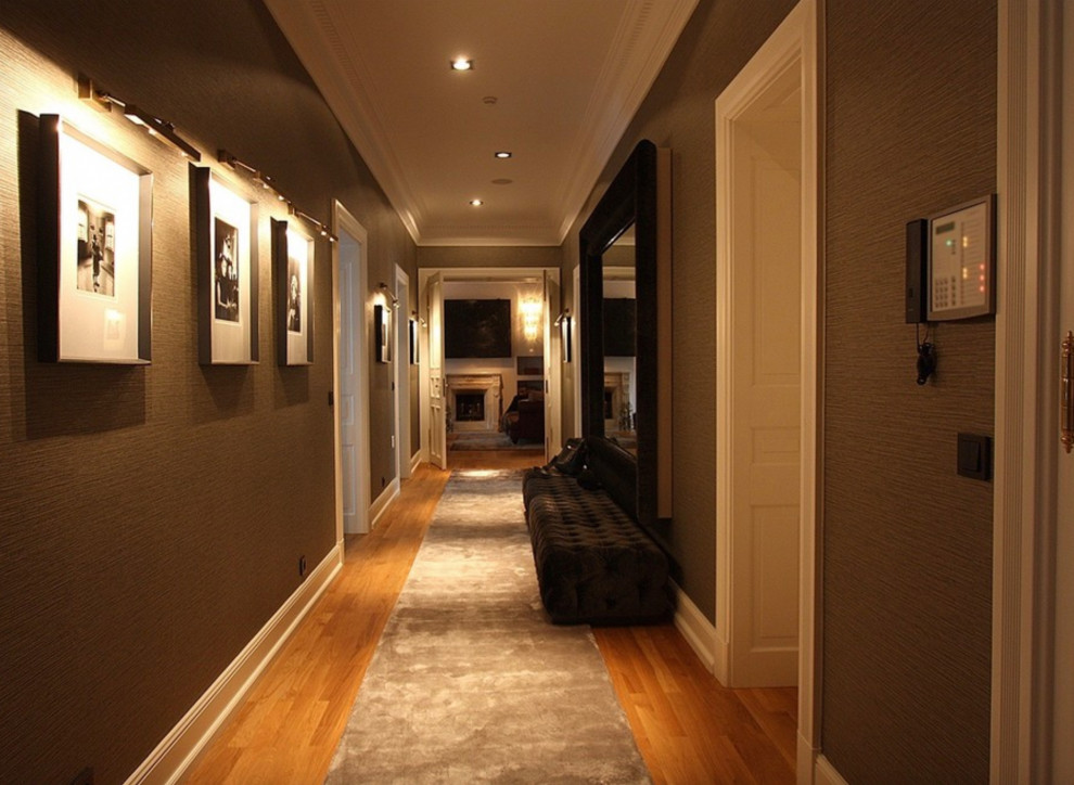 Foto di un grande ingresso o corridoio boho chic con pareti grigie, pavimento in legno massello medio, pavimento marrone e carta da parati