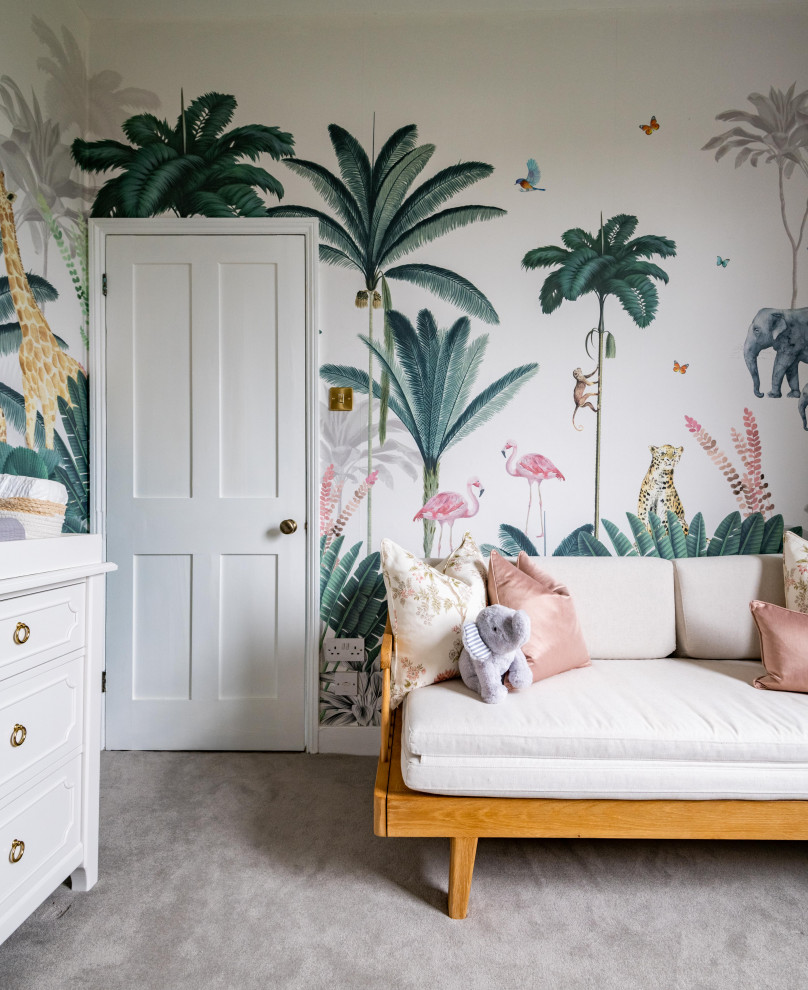 Idée de décoration pour une chambre de bébé fille ethnique avec un mur gris, moquette, un sol gris et du papier peint.