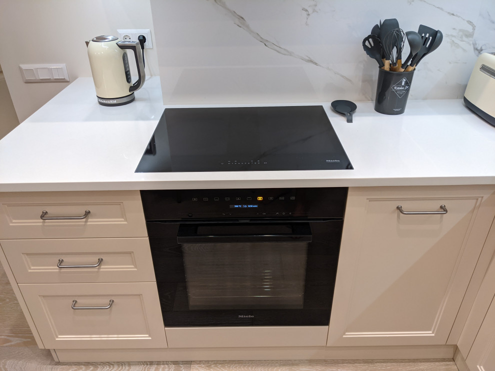 Маленькая белая кухня в неоклассическом стиле