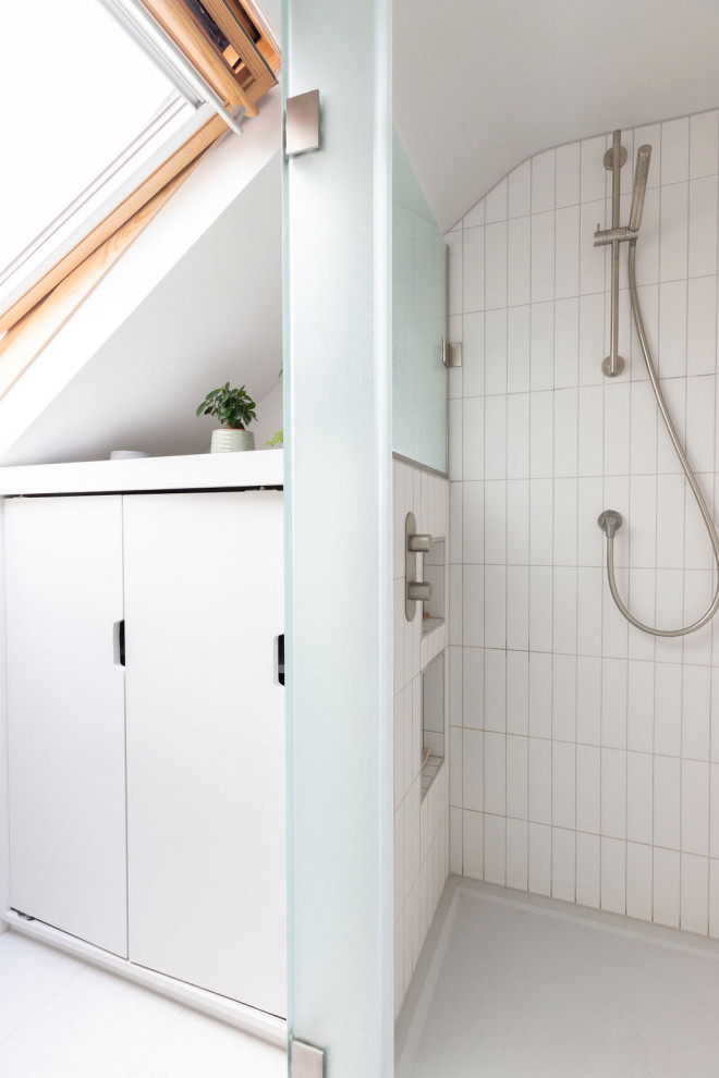 Стильный дизайн: главная, серо-белая ванная комната среднего размера в стиле модернизм с угловым душем, инсталляцией, белой плиткой, керамической плиткой, полом из керамической плитки, белым полом, душем с распашными дверями, тумбой под одну раковину и встроенной тумбой - последний тренд
