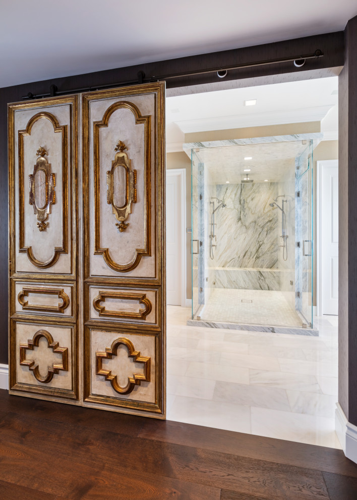 Großes Modernes Badezimmer En Suite mit Doppeldusche, weißer Wandfarbe, Marmorboden, weißem Boden, Falttür-Duschabtrennung, Duschbank und Doppelwaschbecken in Miami