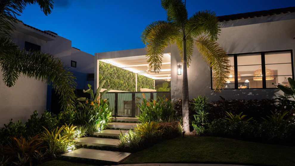 Mittelgroße Pergola hinter dem Haus mit Natursteinplatten in Miami