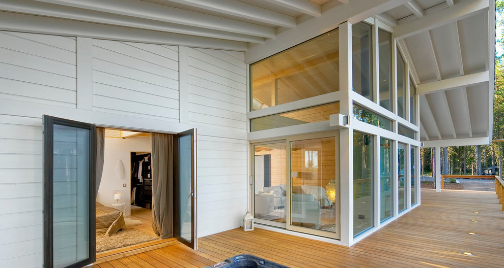 Überdachte Landhaus Terrasse hinter dem Haus in Berlin