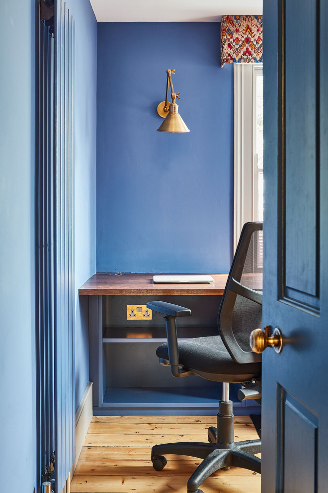 Esempio di un ufficio eclettico con pareti blu, parquet chiaro e scrivania incassata
