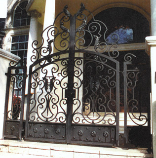 Photo of a traditional entryway in Miami.