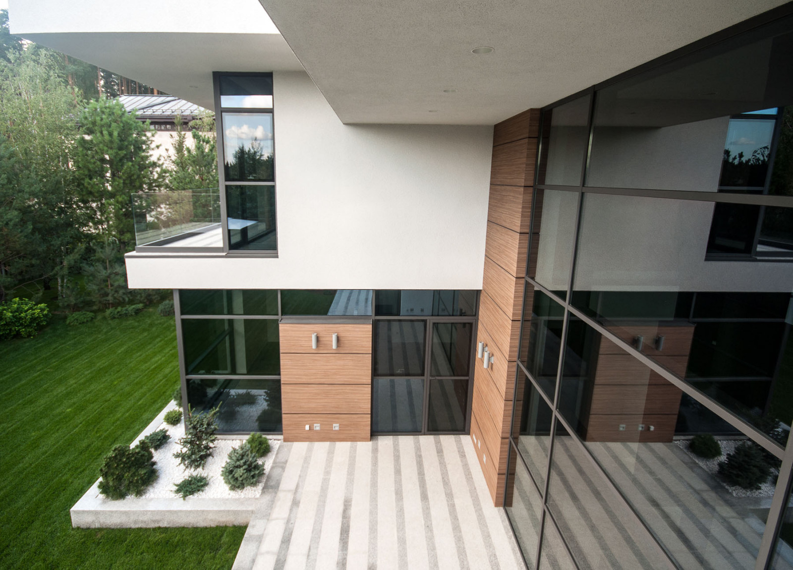 Остекление коттеджа в поселке БЕНИЛЮКС на алюминиевой системе REYNAERS