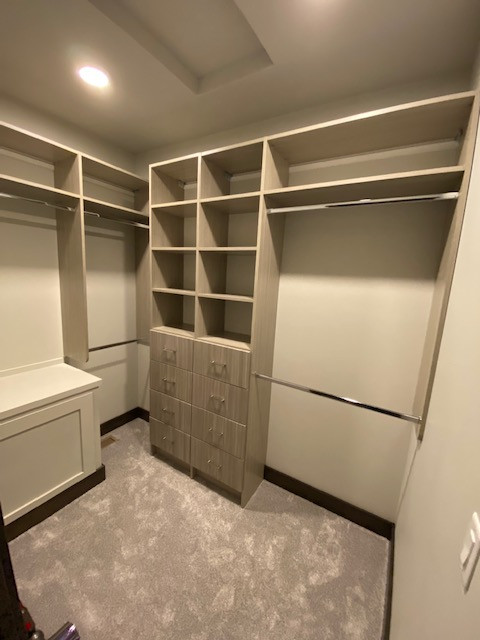 Example of a mid-sized mountain style closet design