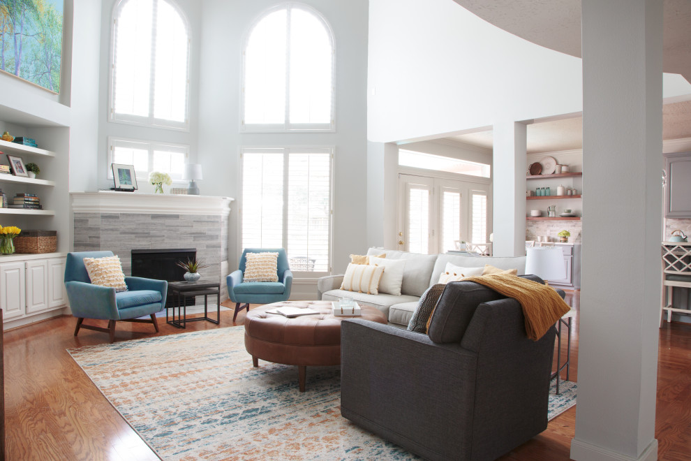 Großes, Abgetrenntes Klassisches Wohnzimmer mit weißer Wandfarbe, braunem Holzboden, Eckkamin, Kaminumrandung aus Stein, TV-Wand und orangem Boden in Houston