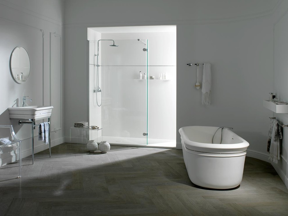 Modernes Badezimmer mit freistehender Badewanne und weißer Wandfarbe in Dublin