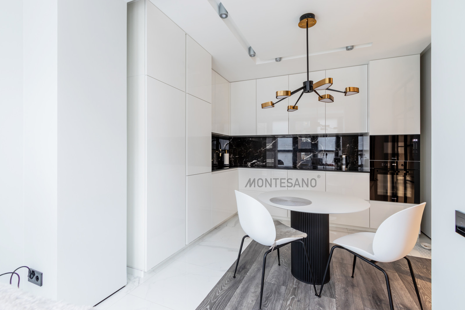 Белый глянец с черной столешницей