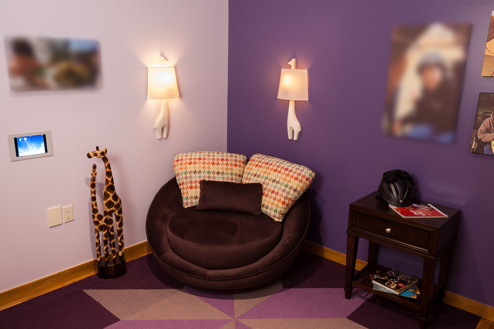 Immagine di una camera da letto chic di medie dimensioni con pareti viola e moquette