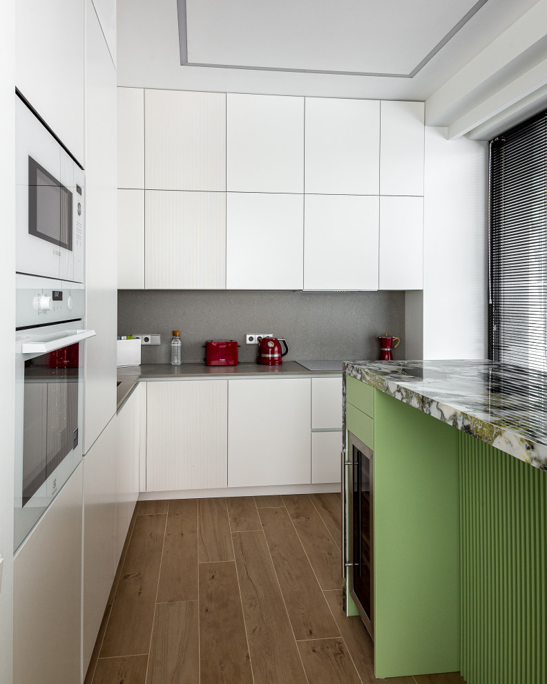 Белая кухня с яркими акцентами