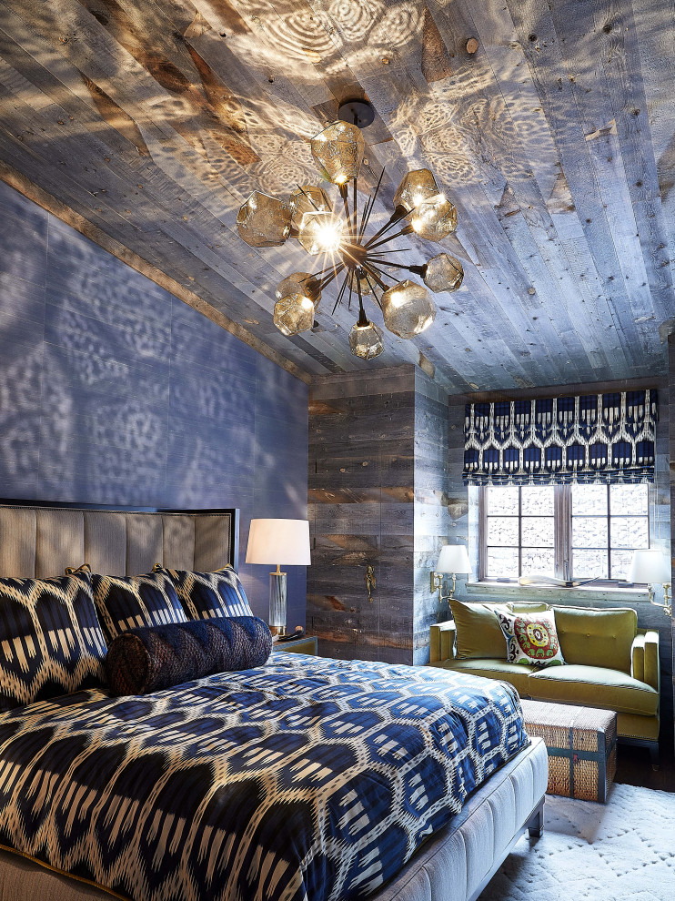 Свежая идея для дизайна: гостевая спальня (комната для гостей) в стиле рустика с серыми стенами, темным паркетным полом, коричневым полом, деревянным потолком и деревянными стенами - отличное фото интерьера