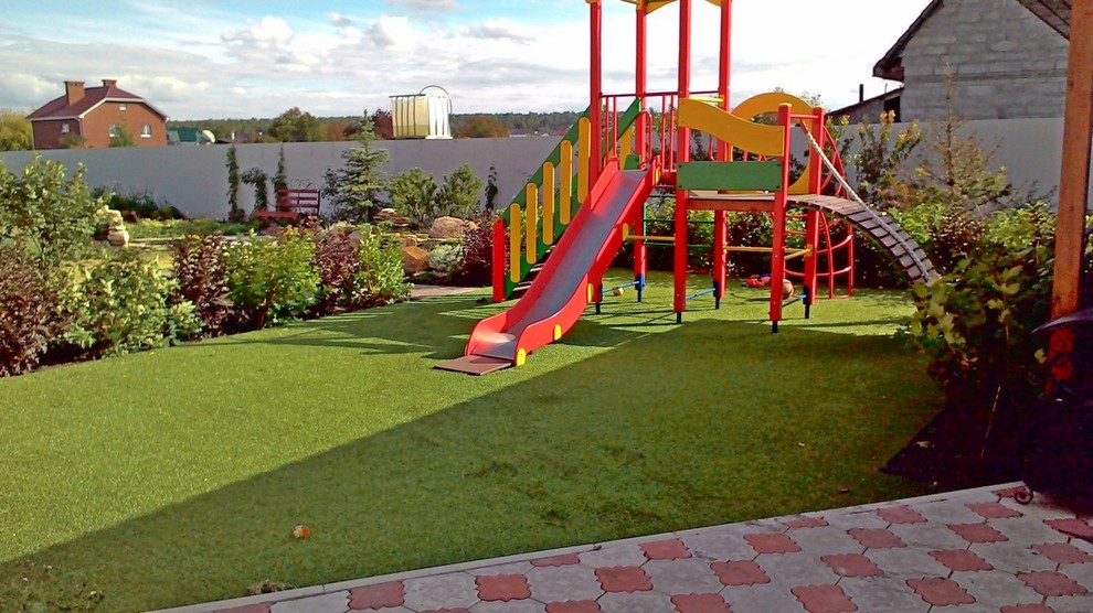 Ландшафтный дизайн двора коттеджа Горный Щит