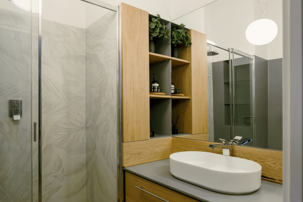 Imagen de cuarto de baño único y flotante contemporáneo de tamaño medio con armarios con rebordes decorativos, puertas de armario de madera clara, baldosas y/o azulejos grises, aseo y ducha, encimera de cemento y encimeras grises