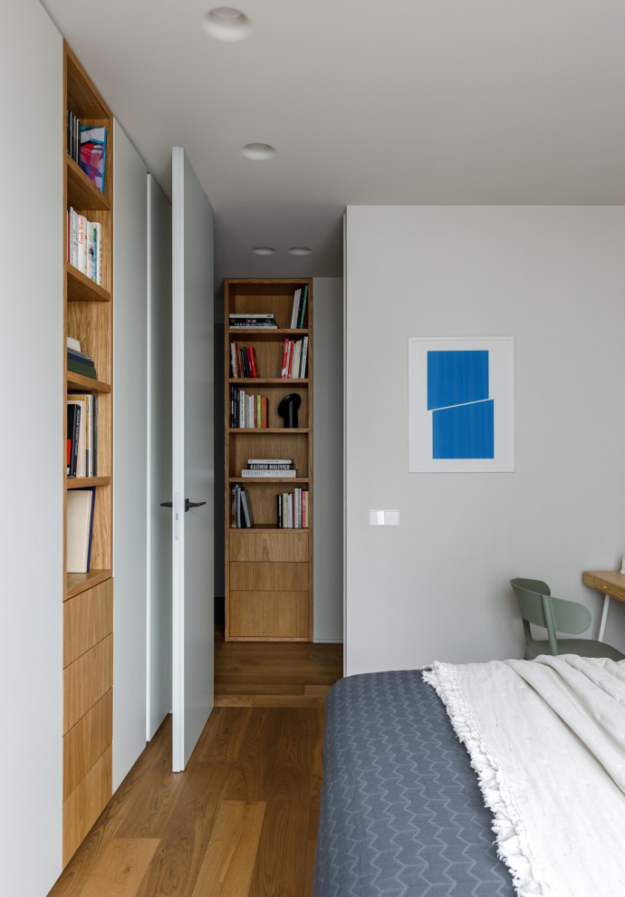 Источник вдохновения для домашнего уюта: хозяйская спальня среднего размера в современном стиле с серыми стенами, паркетным полом среднего тона, коричневым полом и рабочим местом без камина