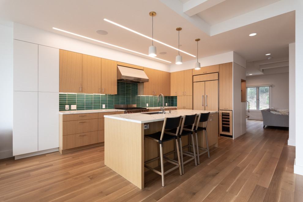 サンフランシスコにある高級な中くらいなトランジショナルスタイルのおしゃれなキッチン (フラットパネル扉のキャビネット、中間色木目調キャビネット、クオーツストーンカウンター、緑のキッチンパネル、テラコッタタイルのキッチンパネル、無垢フローリング、茶色い床、白いキッチンカウンター、格子天井) の写真