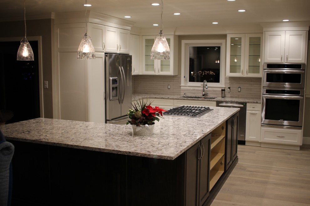 Kitchen - transitional kitchen idea in Vancouver