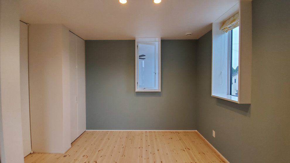 Cette image montre une petite chambre parentale nordique avec un mur vert, parquet clair, un sol blanc, un plafond en papier peint et du papier peint.