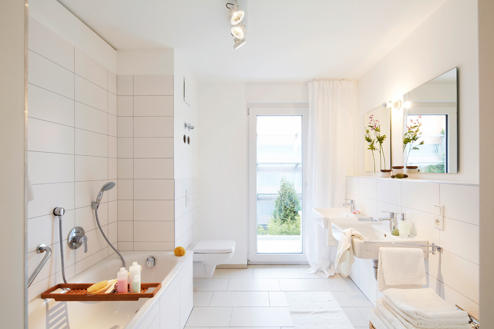 Badezimmer En Suite With Wandwaschbecken, Wandtoilette, weißen Fliesen, weißer Wandfarbe, Einbaubadewanne, Duschbadewanne, Keramikfliesen and Keramikboden in Nuremberg