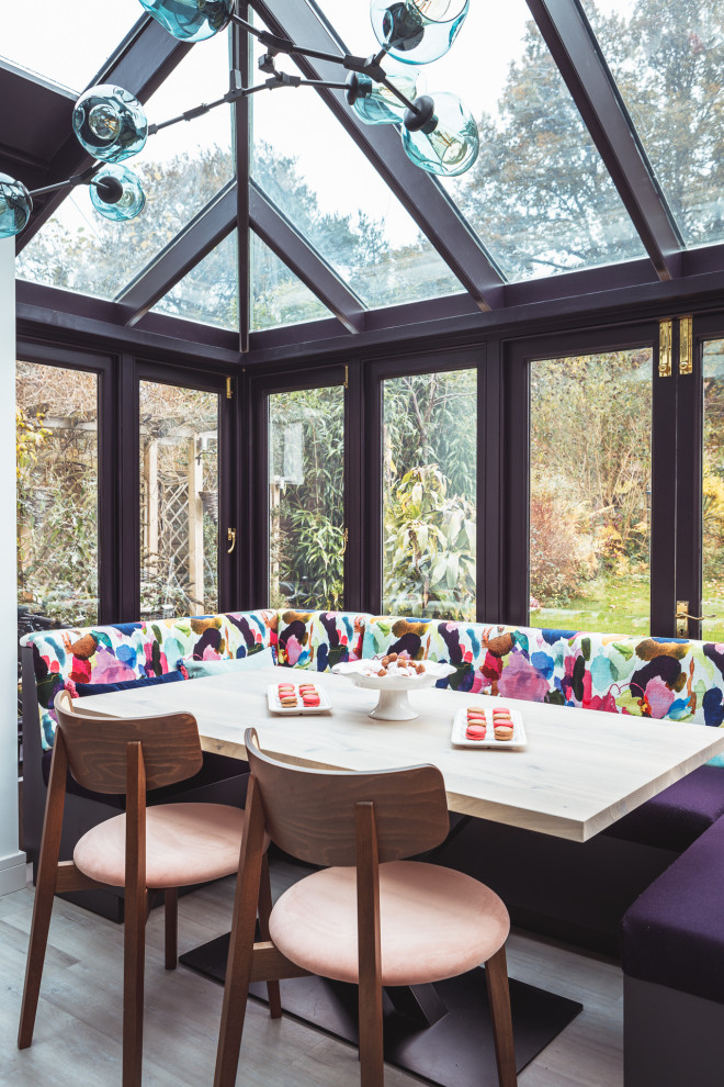Inspiration pour une salle à manger design de taille moyenne avec une banquette d'angle, un mur violet, parquet clair, un sol gris, un plafond voûté et éclairage.