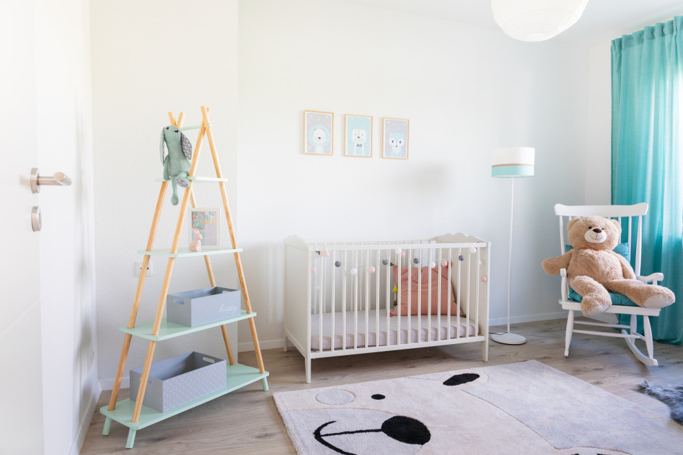 Mittelgroßes Modernes Babyzimmer in Bonn