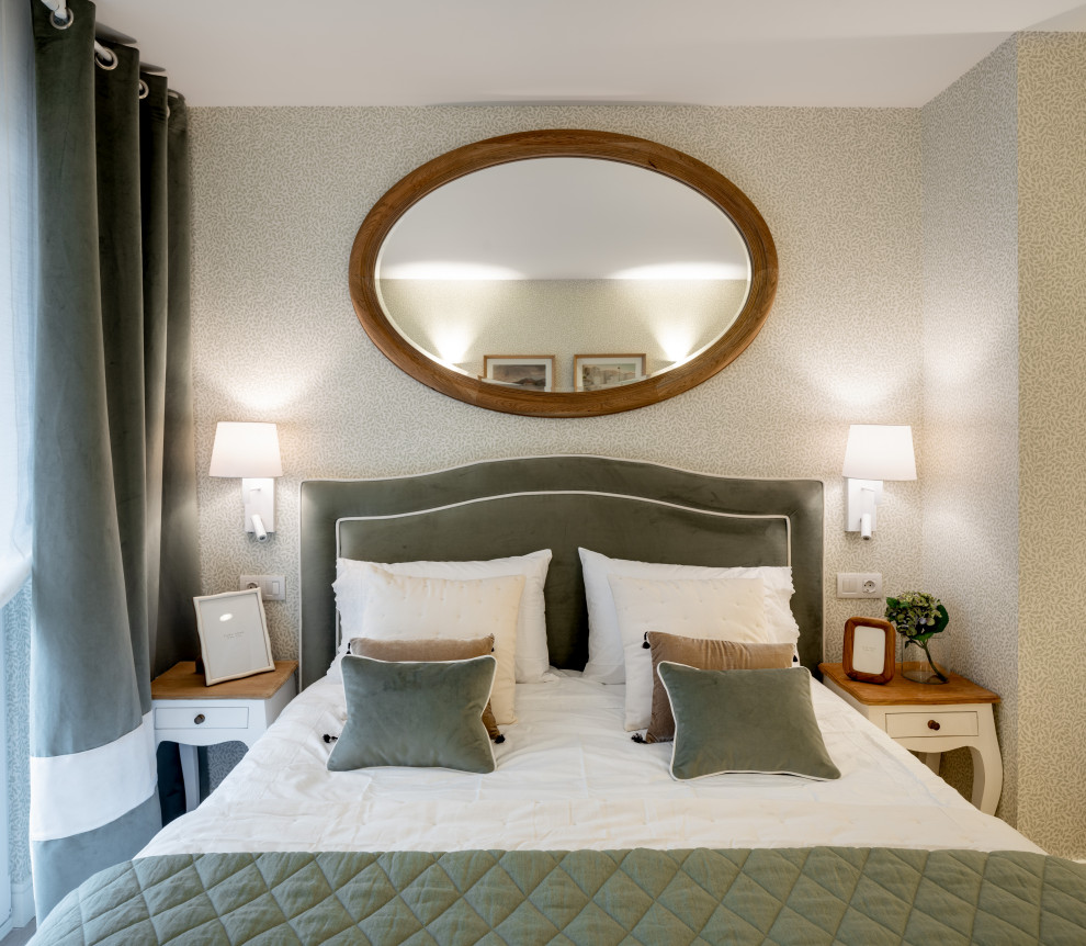 Foto de dormitorio principal clásico renovado de tamaño medio sin chimenea con paredes verdes, suelo laminado, suelo beige y papel pintado