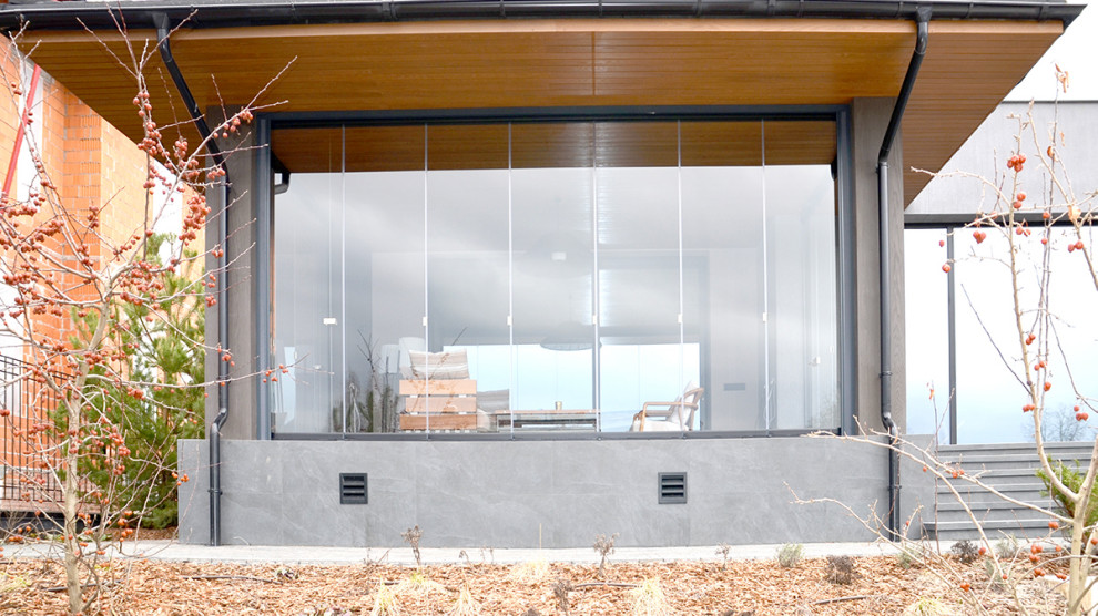 Безрамное остекление с выдвижной москитной сеткой-плиссе