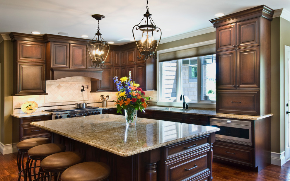 Example of a classic kitchen design in Chicago