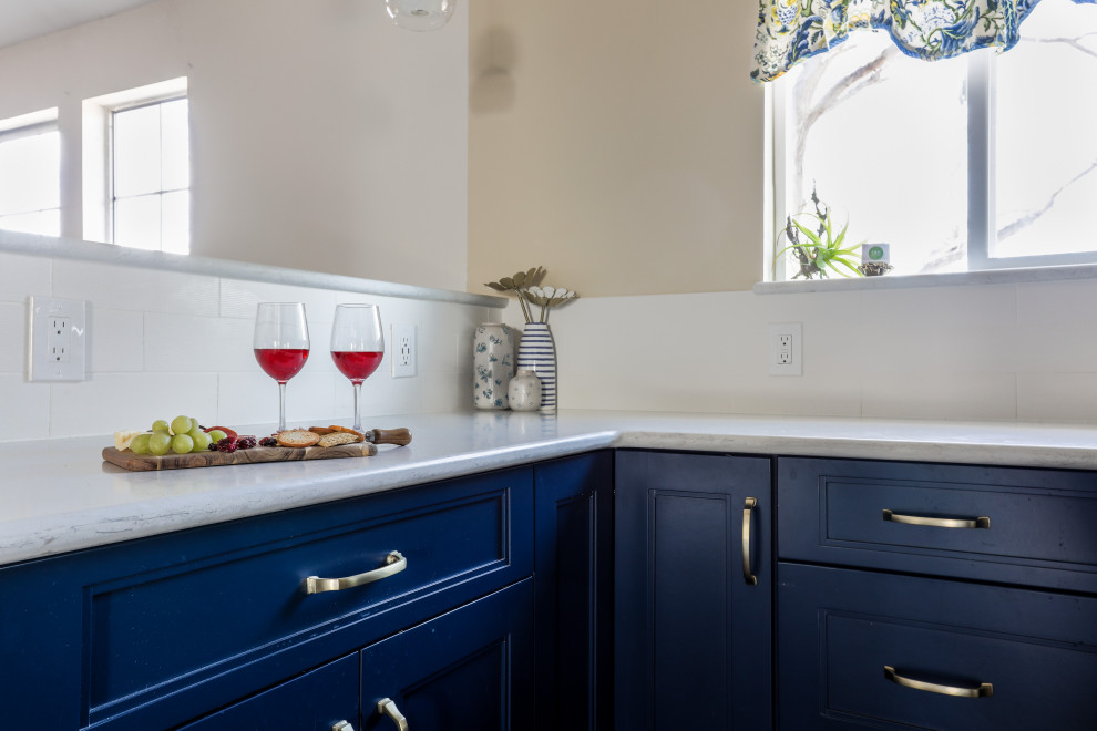 Home design - mid-sized transitional home design idea in Denver