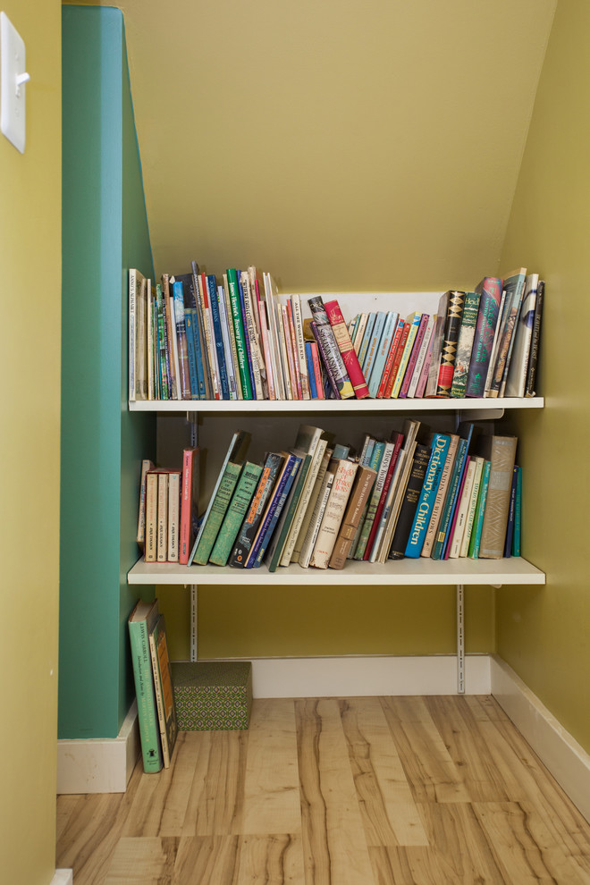 Photo of a small eclectic gender-neutral kids' playroom for kids 4-10 years old in Portland with linoleum floors and multi-coloured walls.