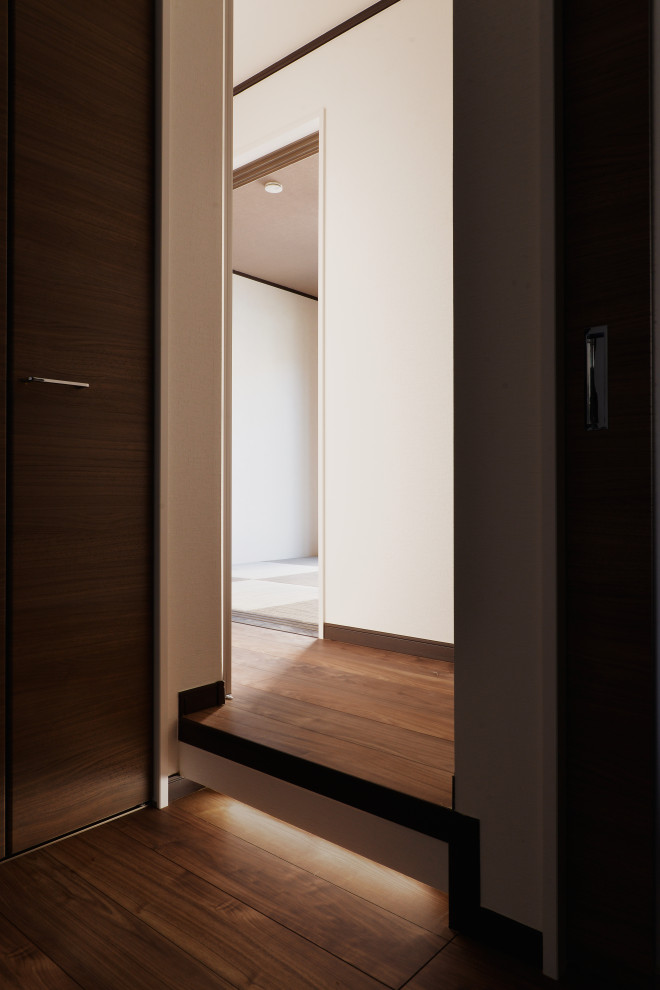 Свежая идея для дизайна: маленький, узкий коридор в современном стиле с серыми стенами, деревянным полом, коричневым полом, потолком с обоями и обоями на стенах для на участке и в саду - отличное фото интерьера