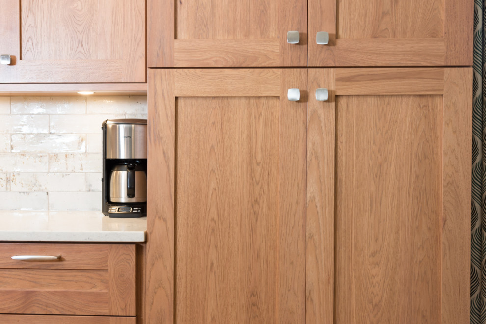 Kitchen - transitional u-shaped kitchen idea with an island