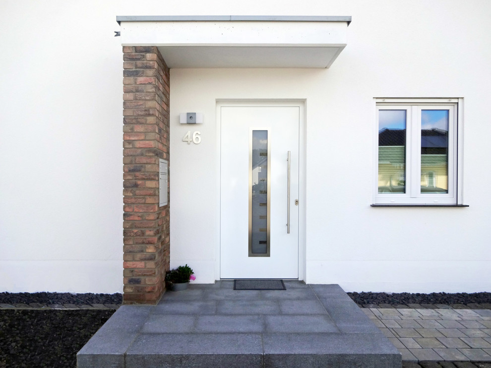 Kleine Moderne Haustür mit weißer Wandfarbe, Einzeltür und weißer Haustür in Bonn