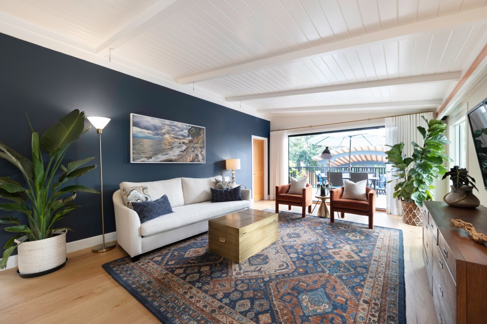 Idéer för ett maritimt vardagsrum, med blå väggar